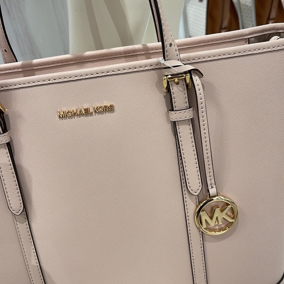 MICHAEL KORS
Jet Set Travel Lg Top Zip Shoulder Tote Saffiano Leather
Pwdr Blush - Picture 4 of 16